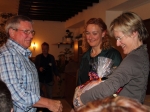 Manfred Höbel erhält ein Geschenk vom Vorstand